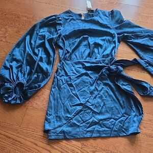 Elegant Blue Long-Sleeve Dress